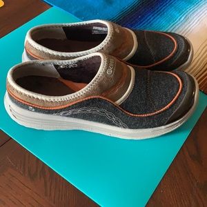BZEES slip on shoes